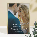 Affiche Mariage photo moderne - Répétition Dîner Bienvenue<br><div class="desc">Cette affiche de bienvenue pour la répétition mariage tout simplement chic présente votre photo préférée et votre texte blanc, y compris vos prénoms dans un script fantaisiste animé. Vous pouvez modifier la police et le libellé en fonction de votre style. En fonction de la couleur de votre photo, vous pouvez...</div>