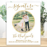 Affiche Mariage Signature Cocktail Gold Custom Photo Bar<br><div class="desc">Boissons Signature ! Calligraphie simple mais élégante, cette enseigne signature bar à boisson comprend un cocktail "les Newlyweds", personnalisé avec votre boisson de choix. Customisez ce panneau de mariage élégant avec votre photo de fiançailles préférée ou une photo de couple, nom et signature boisson! Vous pouvez également customiser les photos...</div>