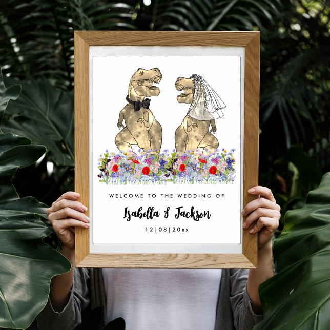 Affiche Mariage Thème Dinosaure Bienvenue Fleur Sauvage (Dinosaur themed wedding fun T-Rex bride and groom in wildflower meadow custom wedding welcome poster)