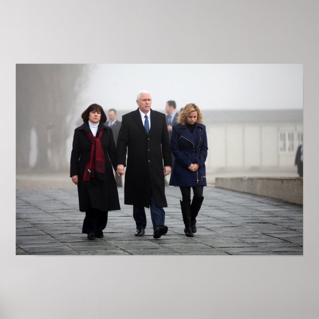 Affiche Mike, Karen et Charlotte Pence à Dachau (Devant)