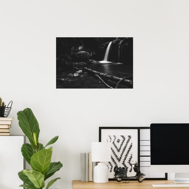Affiche Minimalistic waterfall behind broken tree in black (Bureau à domicile)