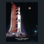 Affiche Mission Apollo 17 Moon<br><div class="desc">La mission dernière américaine sur la Lune dans le programme Apollo de la NASA était Apollo 17. Le véhicule de lancement Saturn V est positionné sur le Launch Pad 39A pendant le compte à rebours, la Lune étant tombée dans le ciel le 7 décembre 1972. C'était la sixième mission d'atterrissage...</div>