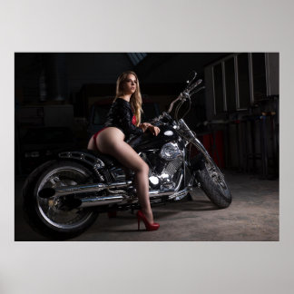 Affiche Modèle sexy sur l'affiche de moto