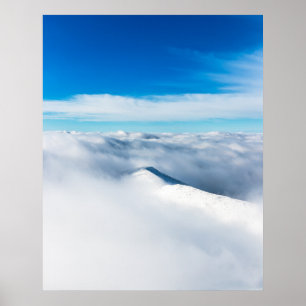 Affiche Montagne d'hiver enneigée dans les nuages