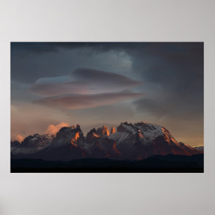AFFICHE MONTAGNE ROCHEUSE SOUS NUAGES GRIS
