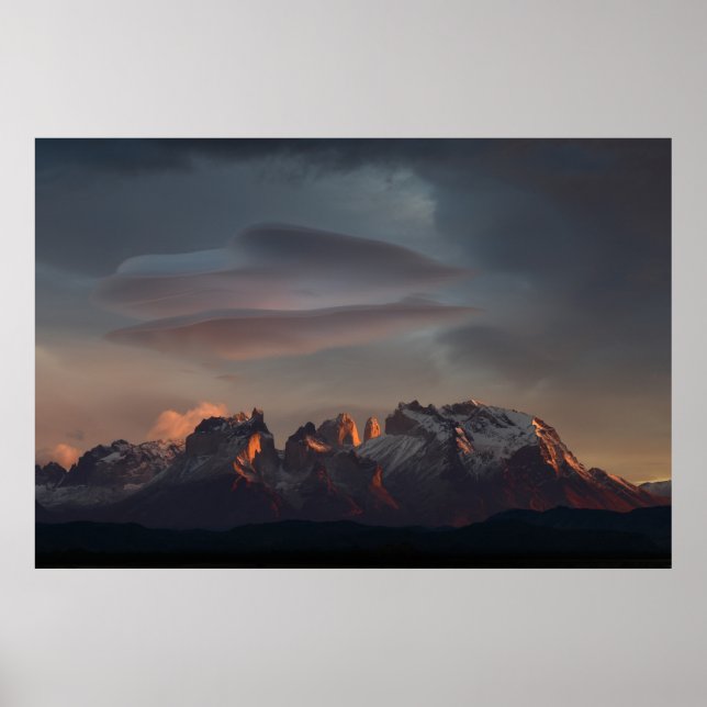 AFFICHE MONTAGNE ROCHEUSE SOUS NUAGES GRIS (Devant)
