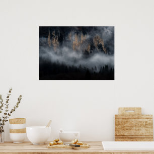 Affiche Montagnes avec brouillard à travers la forêt d'épi