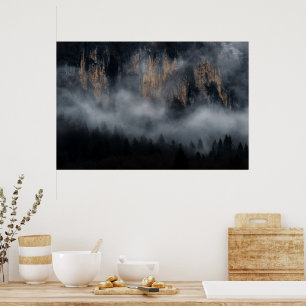 Affiche Montagnes avec brouillard à travers la forêt d'épi