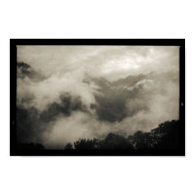 Montagnes brouillard couvert Sombre et Moody Paysa