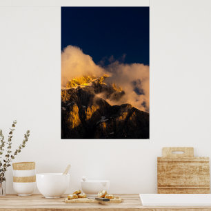 Affiche Montagnes éclairées par le soleil couvertes de nua