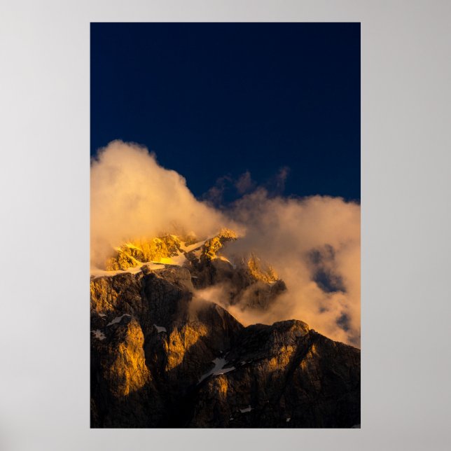 Affiche Montagnes ensoleillées couvertes de nuages (Devant)
