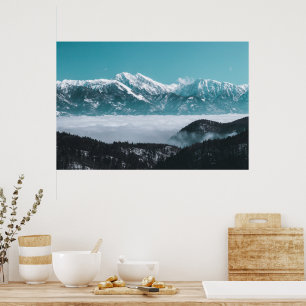Affiche Montagnes majestueuses s'élevant au-dessus d'une v