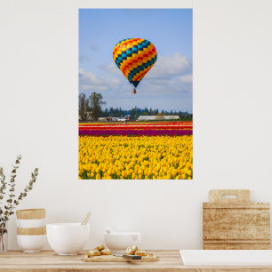 Affiche Montgolfière au-dessus d'un champ de tulipes à Por