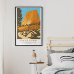 Affiche Monument national de la tour Devils Wyoming Vintag<br><div class="desc">Devils Tower National Monument conception vectorielle. Il s'agit d'une butte composée de roches ignées dans le quartier des Rangers de Bear Lodge de Black Hills.</div>