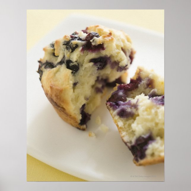 Affiche Muffin bleuté ouvert sur une assiette blanche (Devant)
