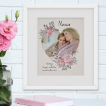 Affiche Nana Rose Floral Coeur Formé Photo Or Cadre<br><div class="desc">Photo personnalisée que vous pouvez personnaliser pour n'importe qui et ajouter un dicton ou des mots préférés du coeur. Votre photo est placée dans un cadre en or géométrique en forme de coeur. Le cadre en pierres apparentes est décoré de bouquets d'aquarelle de fleurs roses. Il est écrit avec le...</div>
