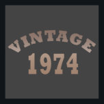 Affiche né en 1974 anniversaire vintage<br><div class="desc">Vous pouvez ajouter un peu d'originalité à votre garde-robe avec cette édition limitée de coucher de soleil d'anniversaire en détresse design rétro vintage avec une police typographique impressionnante lettrage, est une idée cadeau pour hommes, femmes, mari, femme petite amie, et un petit ami qui aimeront celui-ci d'une oeuvre d'art gentil....</div>