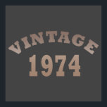 Affiche né en 1974 anniversaire vintage<br><div class="desc">Vous pouvez ajouter un peu d'originalité à votre garde-robe avec cette édition limitée de coucher de soleil d'anniversaire en détresse design rétro vintage avec une police typographique impressionnante lettrage, est une idée cadeau pour hommes, femmes, mari, femme petite amie, et un petit ami qui aimeront celui-ci d'une oeuvre d'art gentil....</div>