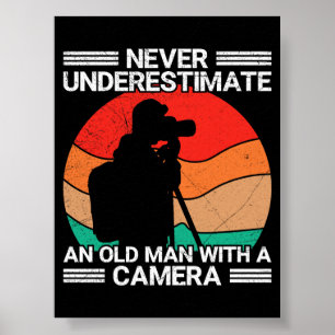 Affiche Ne sous-estimez jamais un vieil homme avec un appa