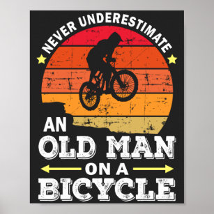 Affiche Ne Sous-Estimez Jamais Un Vieil Homme Sur Un Vélo
