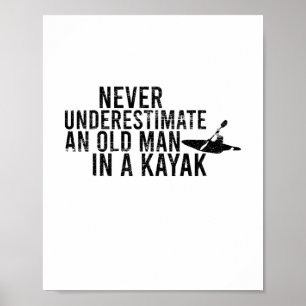 Affiche Ne Sous-Estimez Jamais Un Vieux Homme Dans Un Kaya
