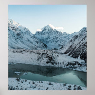 AFFICHE NEIGE COUVERTE MONTAGNE PRÈS DU CORPS D'EAU
