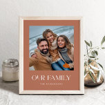 Affiche Notre famille | Terracotta Modern Text and Photo<br><div class="desc">Cette affiche moderne et élégante présente votre photo personnelle préférée,  ainsi que les mots "notre famille" dans une typographie blanche unique et élégante. Il y a également un endroit pour ajouter votre nom de famille. Une terre cuite boho,  un look minimaliste qui s'adapte à n'importe quel style.</div>