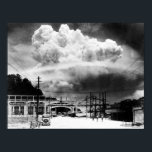 Affiche Nuage De Champignons Sur Nagasaki De Koyagi-jima<br><div class="desc">Cette version imprimée de l'histoire militaire américaine du milieu du 20ème siècle présente un énorme nuage atomique sur Nagasaki qui a résulté du largage par les forces américaines d'une puissante bombe atomique surnommée Fat Man sur la ville japonaise. L'explosion a provoqué un énorme champignon coloré de débris radioactifs qui s'est...</div>