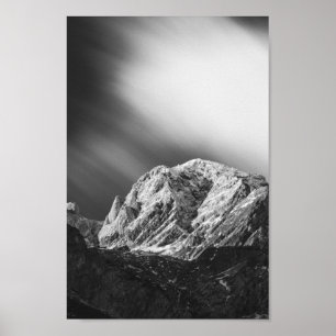 Affiche Nuages ageux au-dessus des montagnes en noir et bl
