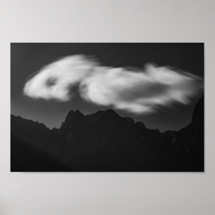 Affiche Nuages au-dessus de la silhouette de montagne