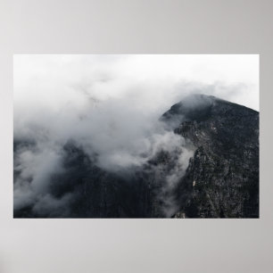 Affiche Nuages blancs sur les sombres montagnes rocheuses