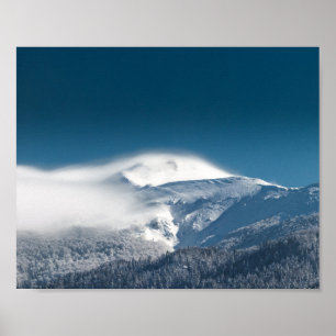 Affiche Nuages bruyants sur la montagne enneigée Snežnik,