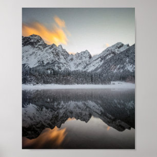 Affiche Nuages couchés de soleil sur les montagnes au lac