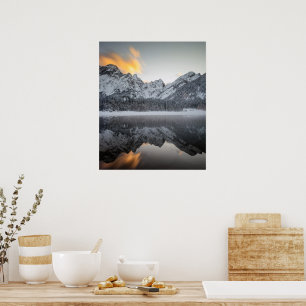Affiche Nuages de coucher de soleil sur les montagnes au l