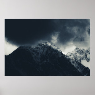 Affiche Nuages d'obscurité et de tempête au-dessus des mon