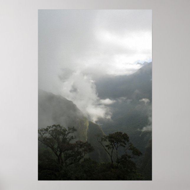 Affiche Nuages gris argenté au-dessus des montagnes (Devant)