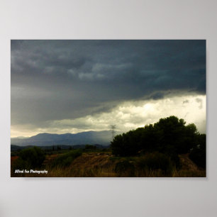 Affiche Nuages orageux au-dessus du sommet de la montagne