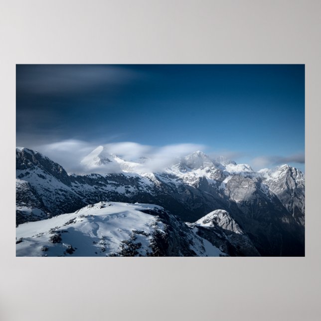 Affiche Nuages roulant au-dessus des montagnes enneigées (Devant)