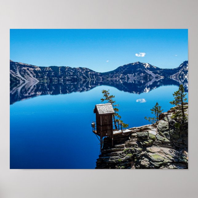 Affiche Outhouse sur la falaise // Crater Lake (Devant)
