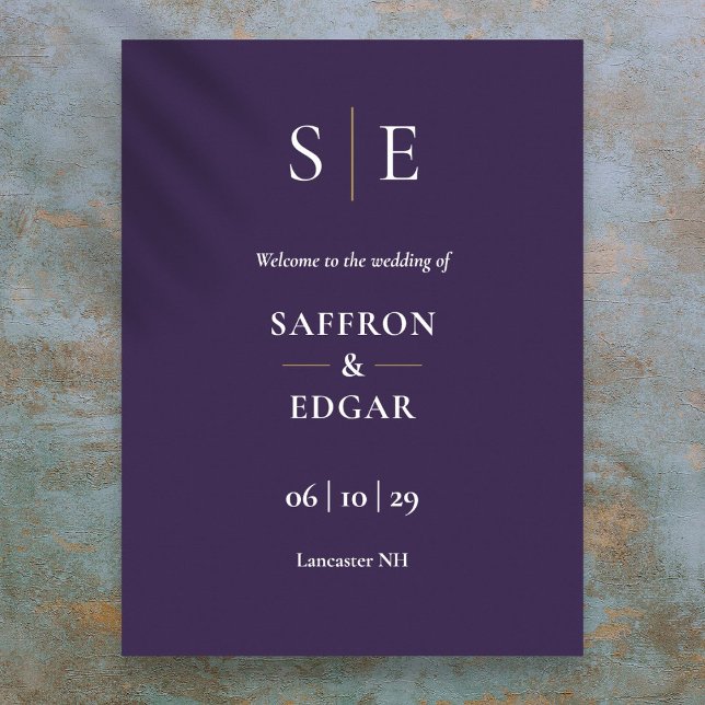 Affiche Panneau de bienvenue de mariage à monogramme viole (Purple And Gold Monogram Wedding Welcome Sign)