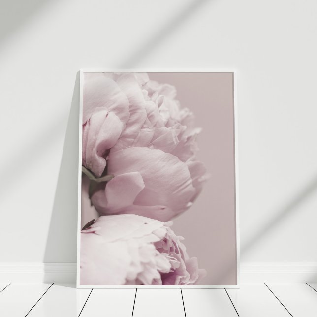 Affiche Papier rose pâle (Blush Dusty Pink Peony Print in white frame on wooden floor.)