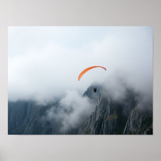 Affiche Parapente planant au-dessus d'une falaise de monta