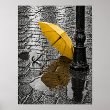 Parapluie jaune ouvert sur rue pavée pluvieuse
