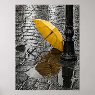 Affiche Parapluie jaune ouvert sur rue pavée pluvieuse