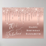 Affiche Parties scintillant Rose Gold 70th Birthday Party<br><div class="desc">Élégante et chic affiche de bienvenue de 70ème anniversaire avec parties scintillant en or rose gouttes sur un arrière - plan rose or. "70 & Fabulous" est écrit dans un script blanc élégant. Customisez avec son nom dans la typographie blanche moderne.</div>