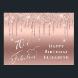Affiche Parties scintillant Rose Gold 70th Birthday Party<br><div class="desc">Élégante et chic affiche de bienvenue de 70ème anniversaire avec parties scintillant en or rose gouttes sur un arrière - plan rose or. "70 & Fabulous" est écrit dans un script blanc élégant. Customisez avec son nom dans la typographie blanche moderne.</div>