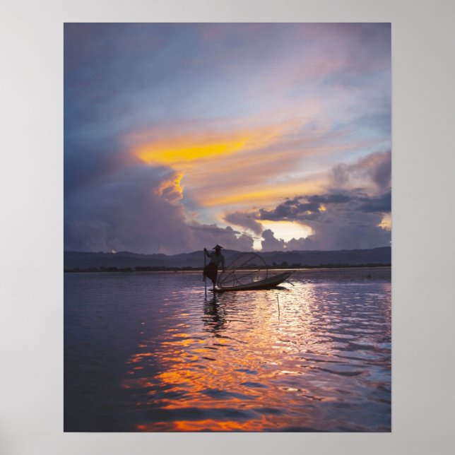 Affiche Pêcheur Intha pêchant au filet avec un bateau à ra (Devant)
