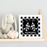Affiche Personnalisé noir blanc À damiers drapeaux Carré M<br><div class="desc">Course cool noir et blanc à damiers design motif. Avec place pour customiser ou personnaliser avec le nom et la date de naissance de votre choix. Ce design hipster design et fantaisiste est fait pour les amateurs de course automobile et de sport automobile, de go-kart de course, de dirt bike...</div>