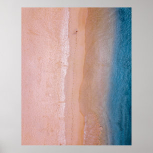 Affiche Personne marchant sur le sable près du bord de mer