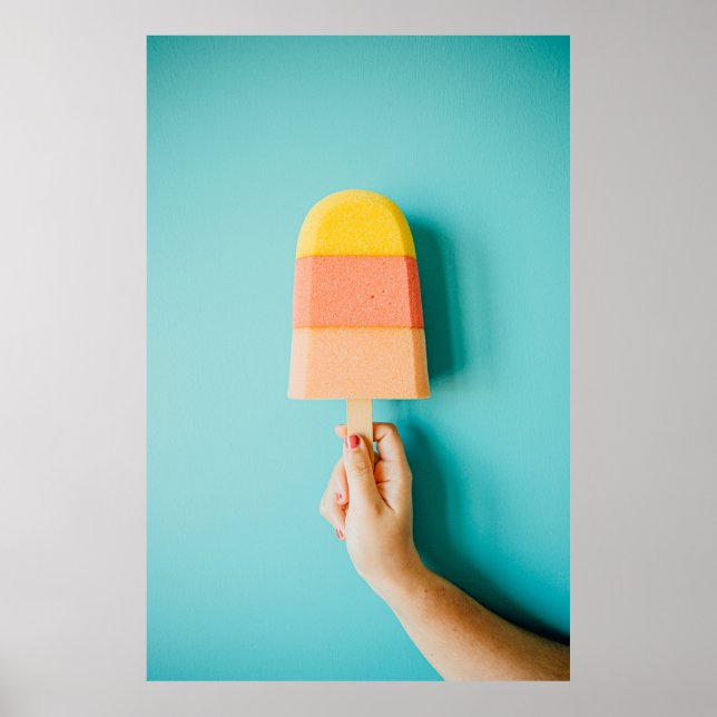 Affiche Personne tenant un cône de crème glacée jaune et m (Devant)